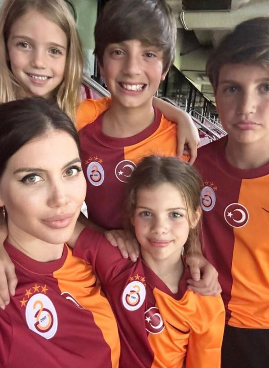 Γουάντα Νάρα: Εμφανίστηκε με φανέλα της Γαλατά στο γήπεδο και έφερε γούρι στον Ικάρντι 