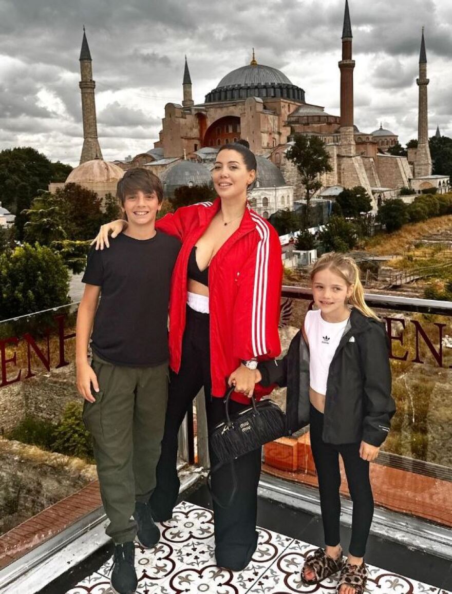 Γουάντα Νάρα: Εμφανίστηκε με φανέλα της Γαλατά στο γήπεδο και έφερε γούρι στον Ικάρντι 