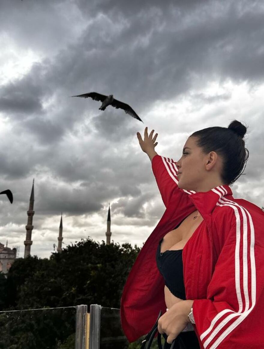 Γουάντα Νάρα: Εμφανίστηκε με φανέλα της Γαλατά στο γήπεδο και έφερε γούρι στον Ικάρντι 