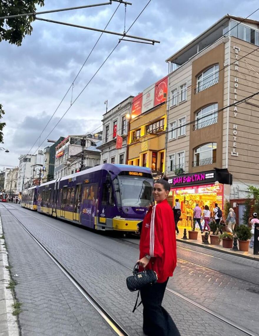 Γουάντα Νάρα: Εμφανίστηκε με φανέλα της Γαλατά στο γήπεδο και έφερε γούρι στον Ικάρντι 