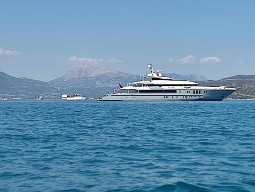 Πόρος: Τα Mega Yachts «Mogambo» και «Power Play» του συνιδρυτή της WhatsApp στα ανοιχτά του Ρωσικού Ναυστάθμου