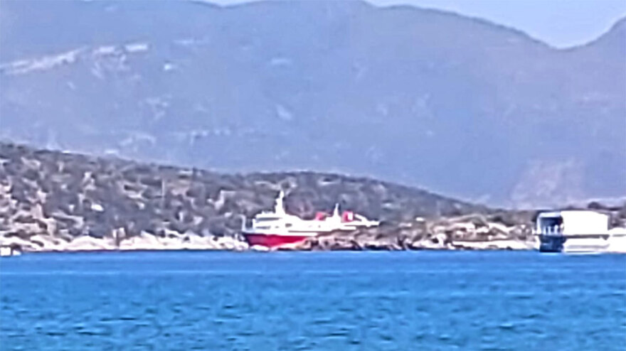 Πόρος: Τα Mega Yachts «Mogambo» και «Power Play» του συνιδρυτή της WhatsApp στα ανοιχτά του Ρωσικού Ναυστάθμου