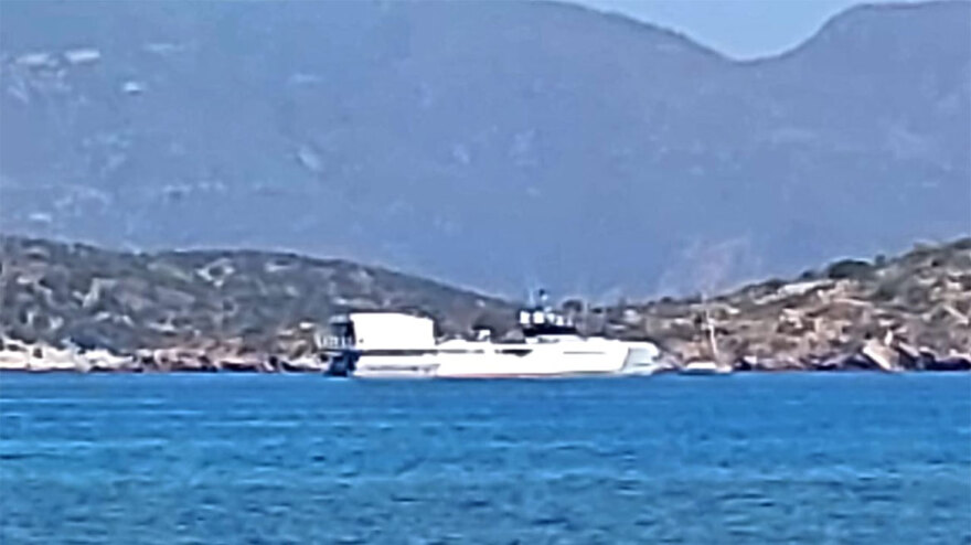 Πόρος: Τα Mega Yachts «Mogambo» και «Power Play» του συνιδρυτή της WhatsApp στα ανοιχτά του Ρωσικού Ναυστάθμου