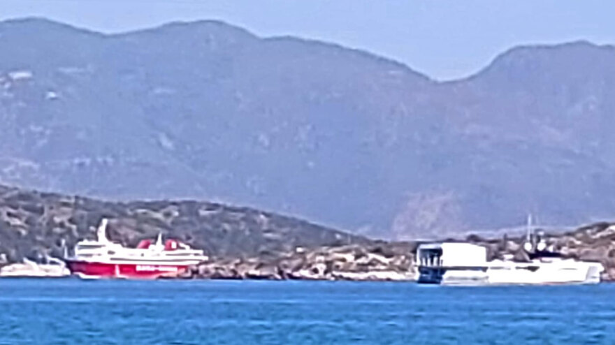 Πόρος: Τα Mega Yachts «Mogambo» και «Power Play» του συνιδρυτή της WhatsApp στα ανοιχτά του Ρωσικού Ναυστάθμου