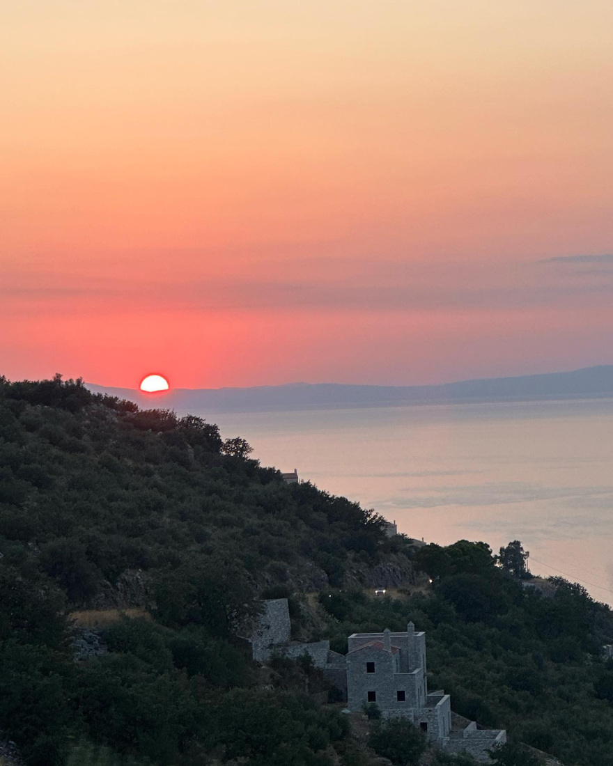 Έλενα Ράπτη - Γιάννης Μπρατάκος: Κάνουν διακοπές στη Μάνη - Δείτε φωτογραφίες