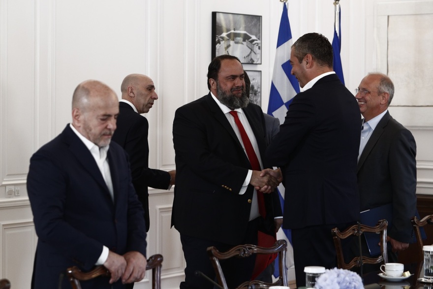 Μέγαρο Μαξίμου: Η στιγμή της αποχώρησης των προέδρων Ολυμπιακού, Παναθηναϊκού και ΑΕΚ