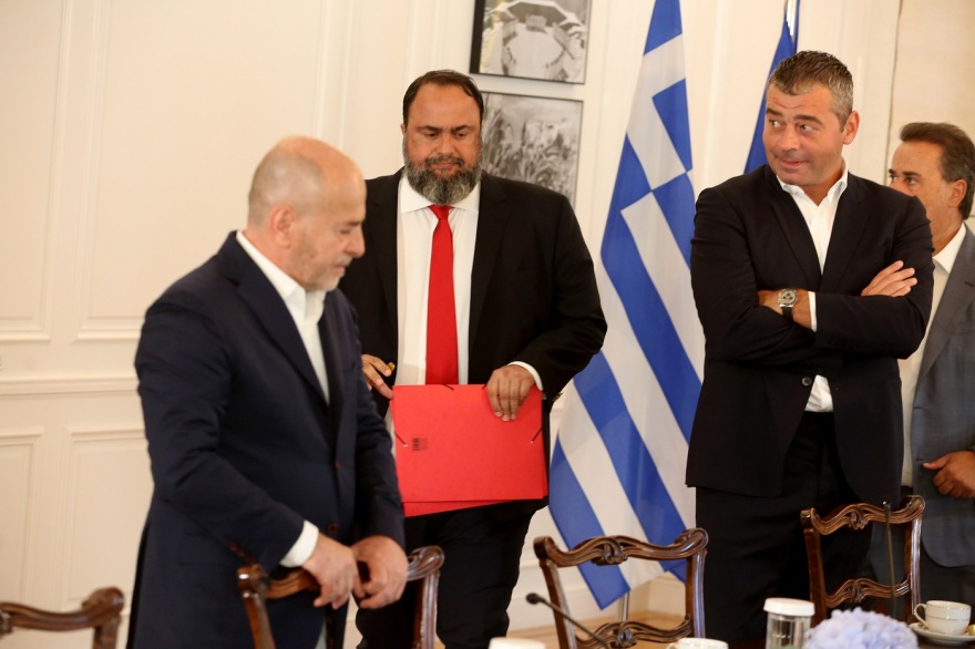 Μέγαρο Μαξίμου: Η στιγμή της αποχώρησης των προέδρων Ολυμπιακού, Παναθηναϊκού και ΑΕΚ