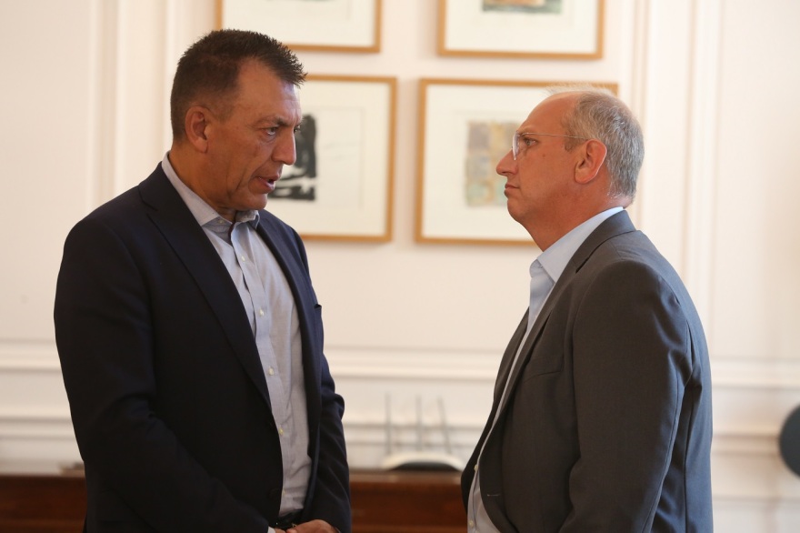 Μέγαρο Μαξίμου: Η στιγμή της αποχώρησης των προέδρων Ολυμπιακού, Παναθηναϊκού και ΑΕΚ