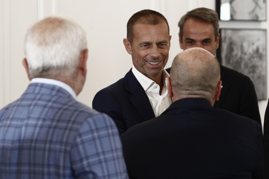 Μέγαρο Μαξίμου: Η στιγμή της αποχώρησης των προέδρων Ολυμπιακού, Παναθηναϊκού και ΑΕΚ