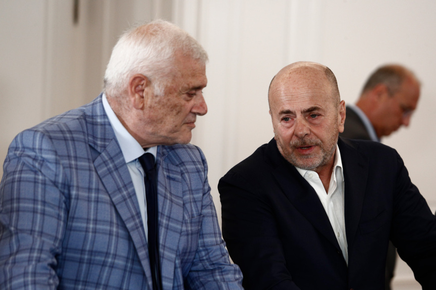 Μέγαρο Μαξίμου: Η στιγμή της αποχώρησης των προέδρων Ολυμπιακού, Παναθηναϊκού και ΑΕΚ