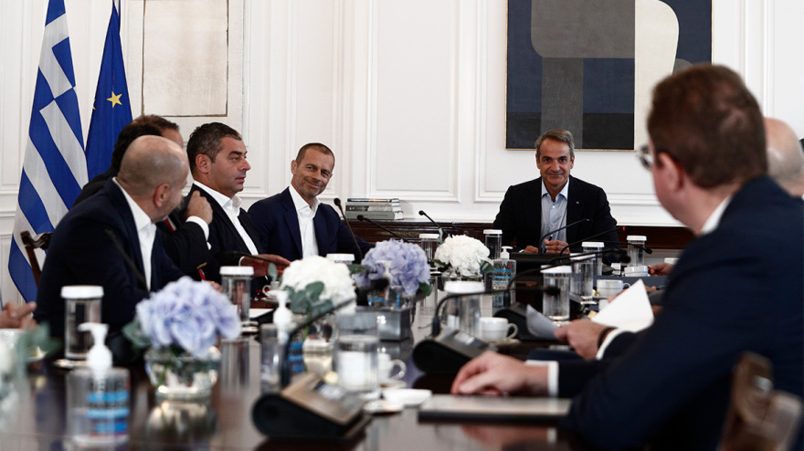 Μέγαρο Μαξίμου: Η στιγμή της αποχώρησης των προέδρων Ολυμπιακού, Παναθηναϊκού και ΑΕΚ