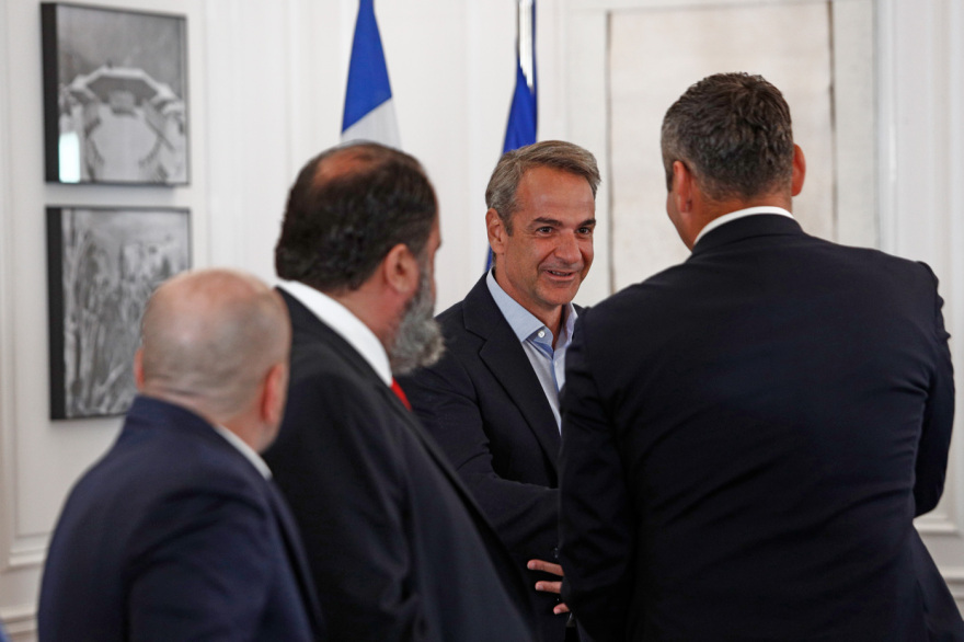 Μέγαρο Μαξίμου: Η στιγμή της αποχώρησης των προέδρων Ολυμπιακού, Παναθηναϊκού και ΑΕΚ