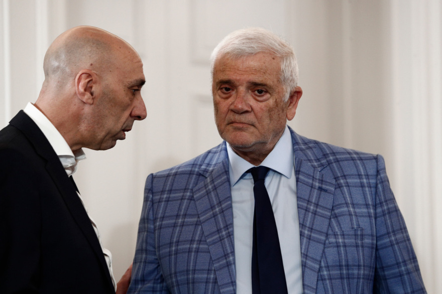 Μέγαρο Μαξίμου: Η στιγμή της αποχώρησης των προέδρων Ολυμπιακού, Παναθηναϊκού και ΑΕΚ