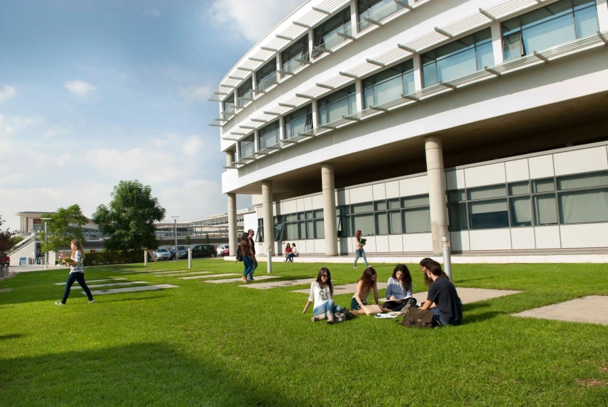 Οδηγός σπουδών για 12 χώρες: Τα δίδακτρα, η διαδικασία, οι «καλές» σχολές και το κόστος ζωής