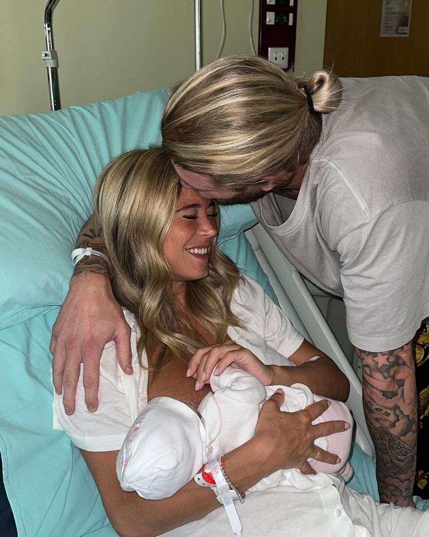 Ντιλέτα Λεότα: Γέννησε το πρώτο της παιδί με τον Κάριους - Δείτε φωτογραφίες 