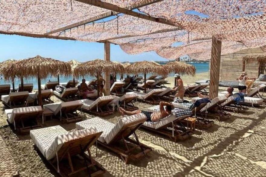 Έλεγχοι της αστυνομίας σε παραλίες της Τήνου: Παράνομη κατάληψη 3.000 τ.μ. αιγιαλού και παραλίας 