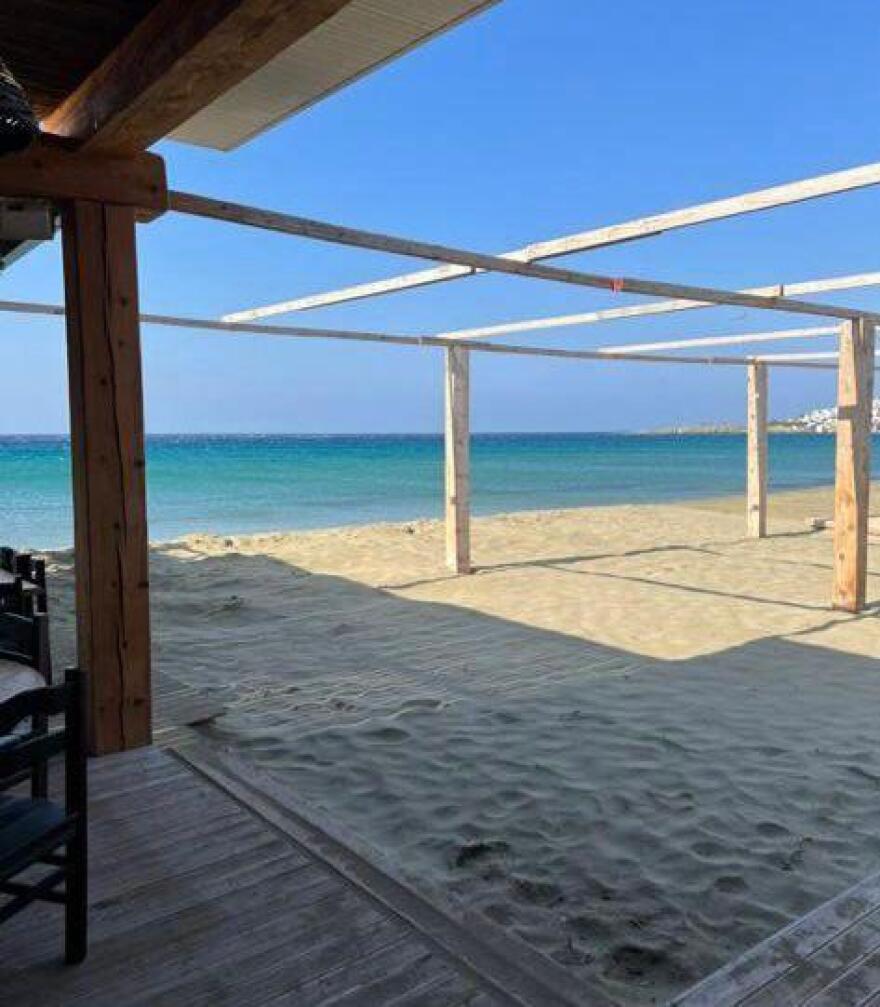 Έλεγχοι της αστυνομίας σε παραλίες της Τήνου: Παράνομη κατάληψη 3.000 τ.μ. αιγιαλού και παραλίας 