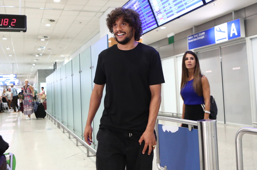 Ολυμπιακός: Έφτασε στην Αθήνα και υπογράφει ο Σκάρπα - Δείτε φωτογραφίες και βίντεο 