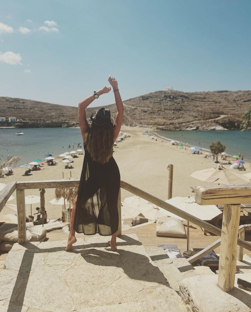 Βίκυ Κουλιανού: Ποζάρει με μαγιό στην Κύθνο 