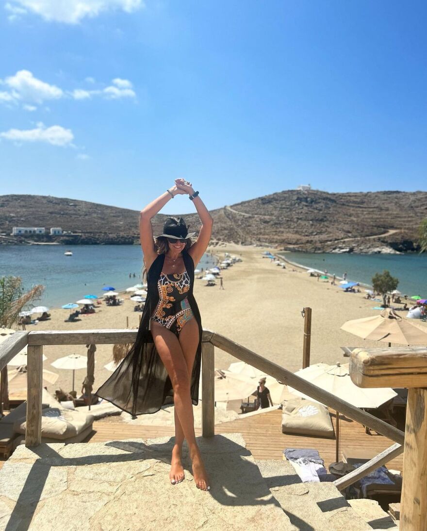Βίκυ Κουλιανού: Ποζάρει με μαγιό στην Κύθνο 