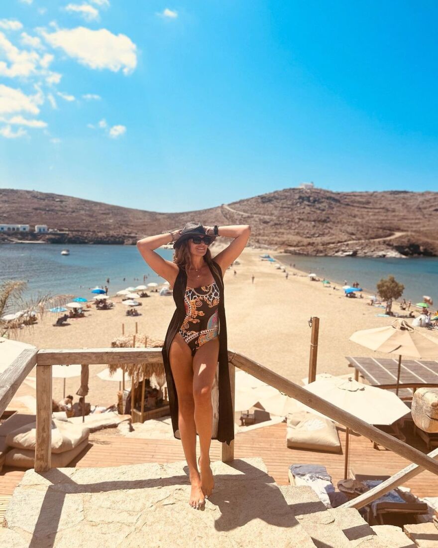 Βίκυ Κουλιανού: Ποζάρει με μαγιό στην Κύθνο 