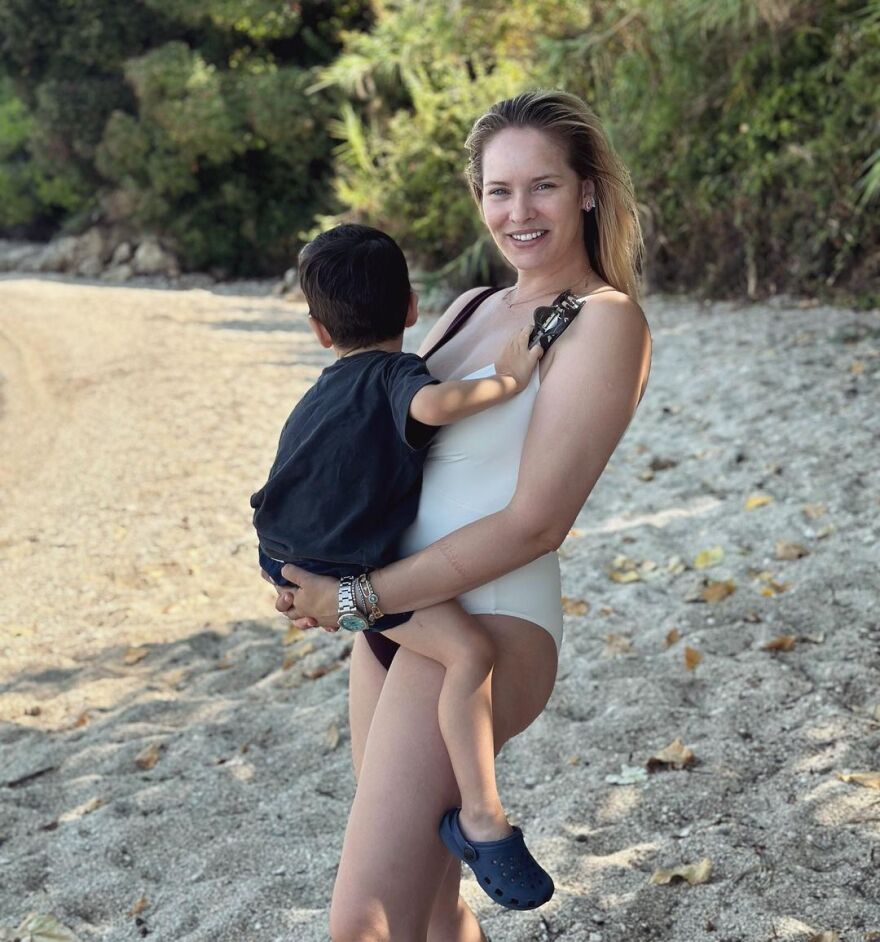 Ανίτα Μπραντ: Φωτογραφίζεται αγκαλιά με τους δύο γιους της 