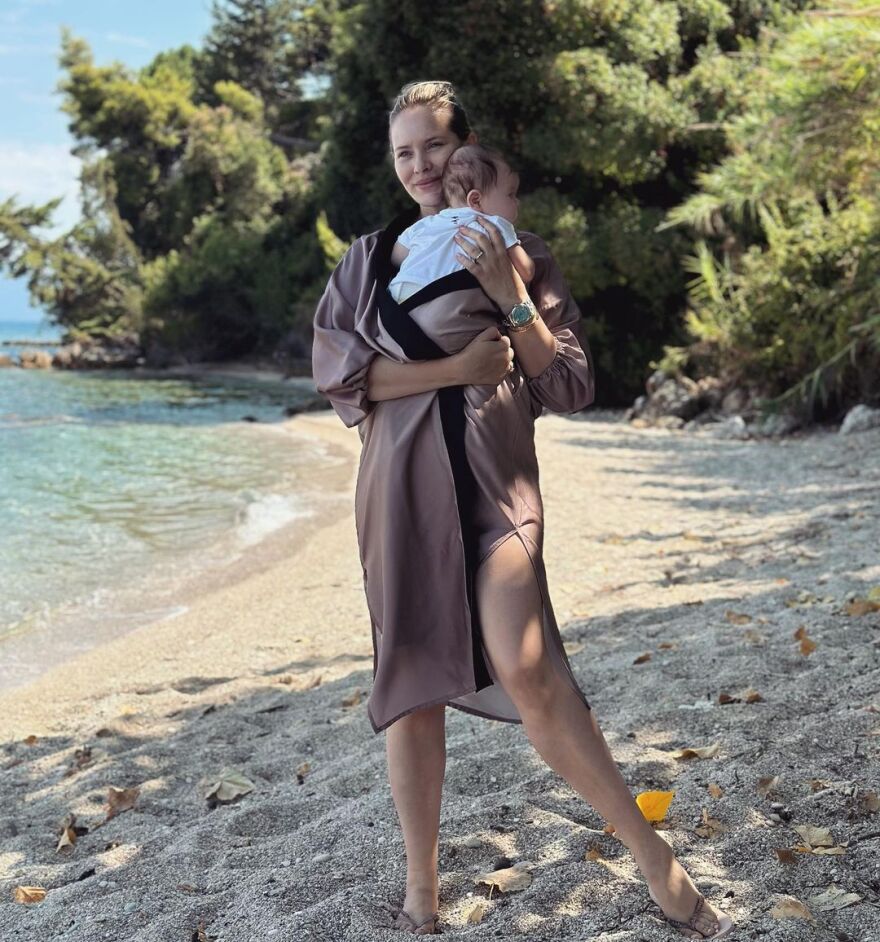 Ανίτα Μπραντ: Φωτογραφίζεται αγκαλιά με τους δύο γιους της 