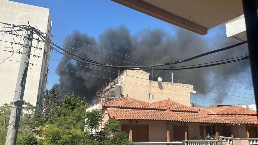 Υπό μερικό έλεγχο η φωτιά σε μάντρα οχημάτων στον Ασπρόπυργο
