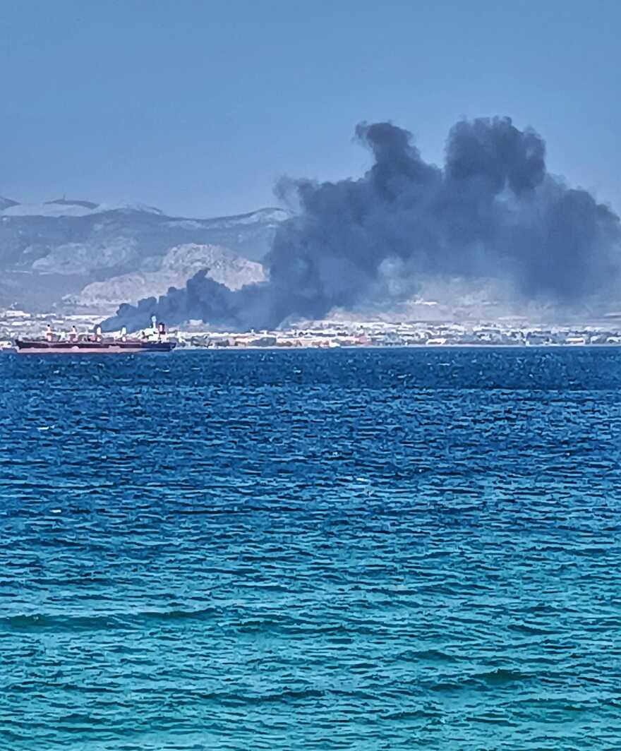 Υπό μερικό έλεγχο η φωτιά σε μάντρα οχημάτων στον Ασπρόπυργο