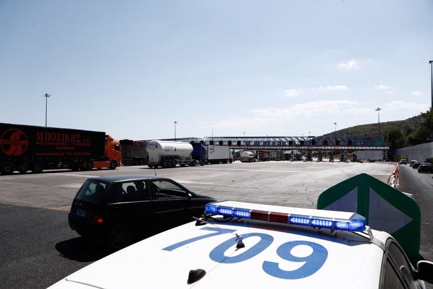 Φωτιά σε βυτιοφόρο: Χάος για επτά ώρες στην Αθηνών-Κορίνθου - Ουρές χιλιομέτρων και εγκλωβισμένοι οδηγοί