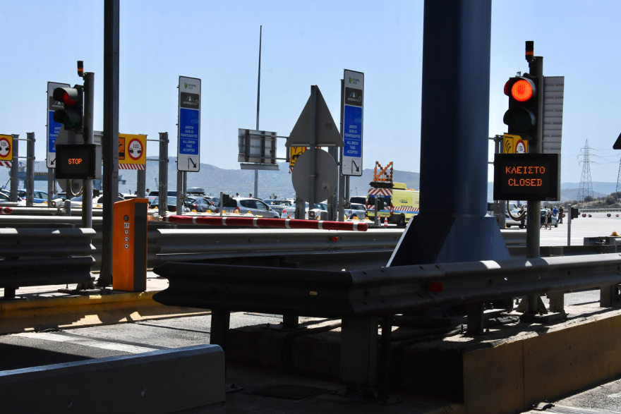 Εθνική Οδός Αθηνών-Κορίνθου: Μεγάλη ταλαιπωρία για τους οδηγούς λόγω της φωτιάς στο βυτιοφόρο