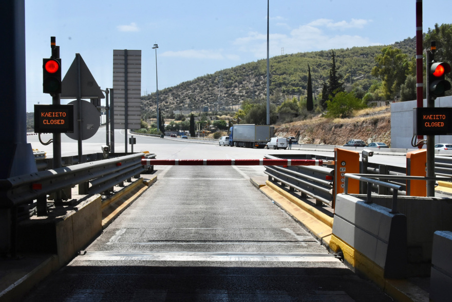 Εθνική Οδός Αθηνών-Κορίνθου: Μεγάλη ταλαιπωρία για τους οδηγούς λόγω της φωτιάς στο βυτιοφόρο