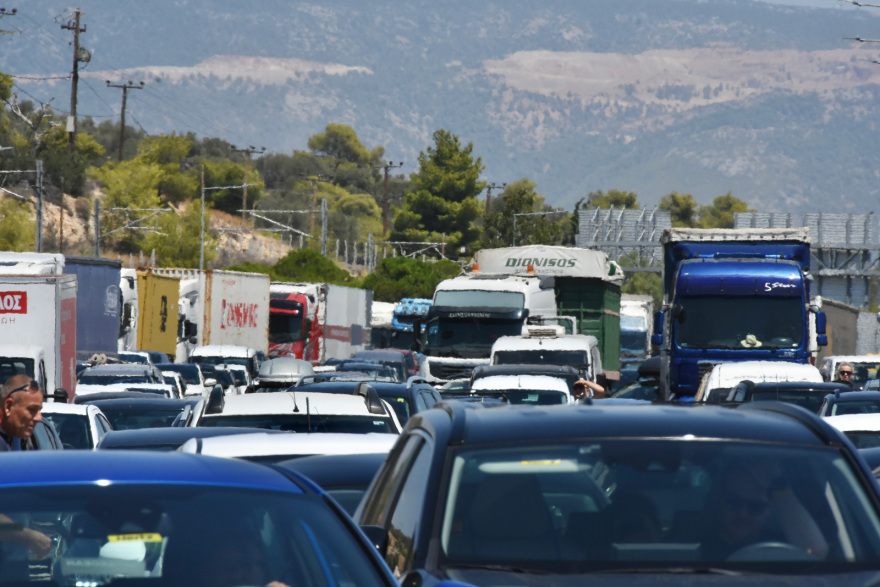 Εθνική Οδός Αθηνών-Κορίνθου: Μεγάλη ταλαιπωρία για τους οδηγούς λόγω της φωτιάς στο βυτιοφόρο