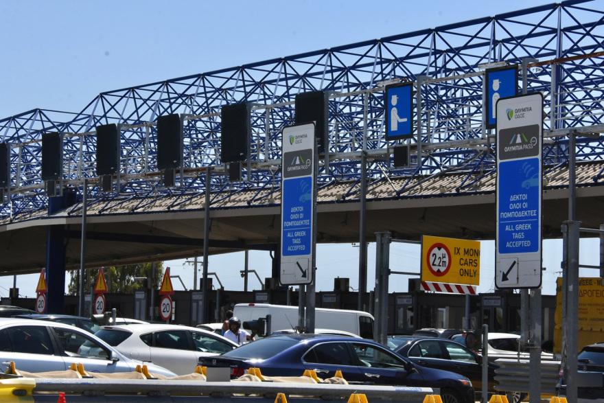 Εθνική Οδός Αθηνών-Κορίνθου: Μεγάλη ταλαιπωρία για τους οδηγούς λόγω της φωτιάς στο βυτιοφόρο