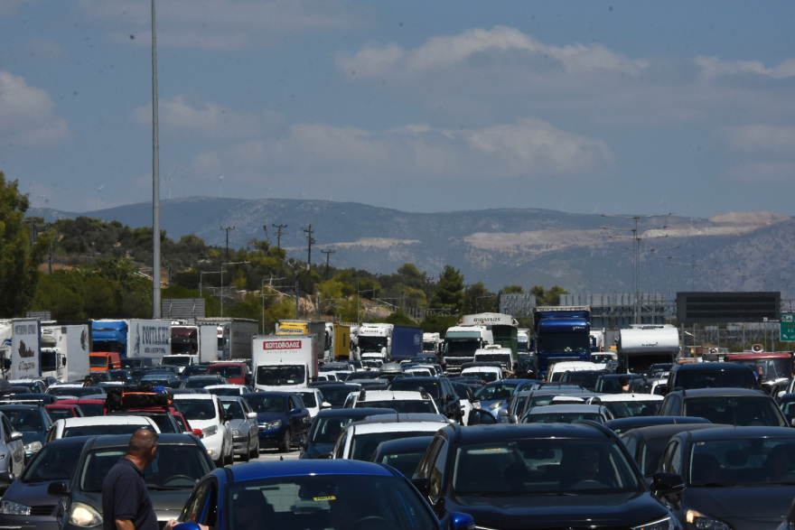 Εθνική Οδός Αθηνών-Κορίνθου: Μεγάλη ταλαιπωρία για τους οδηγούς λόγω της φωτιάς στο βυτιοφόρο