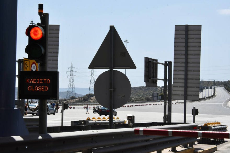 Εθνική Οδός Αθηνών-Κορίνθου: Μεγάλη ταλαιπωρία για τους οδηγούς λόγω της φωτιάς στο βυτιοφόρο