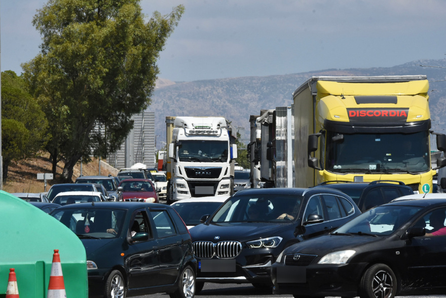 Εθνική Οδός Αθηνών-Κορίνθου: Μεγάλη ταλαιπωρία για τους οδηγούς λόγω της φωτιάς στο βυτιοφόρο