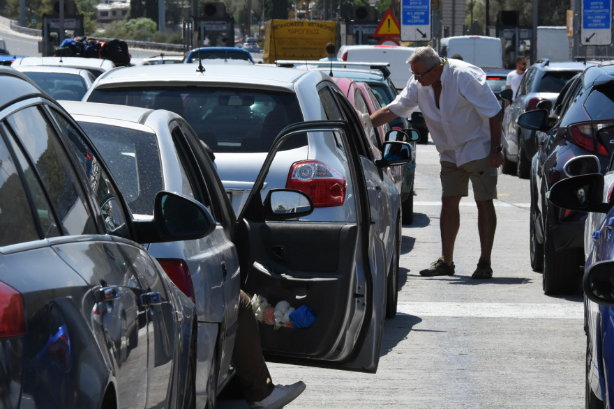 Εθνική Οδός Αθηνών-Κορίνθου: Μεγάλη ταλαιπωρία για τους οδηγούς λόγω της φωτιάς στο βυτιοφόρο