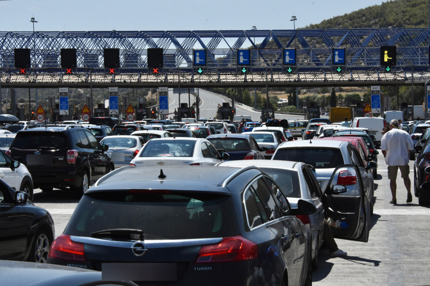 Εθνική Οδός Αθηνών-Κορίνθου: Μεγάλη ταλαιπωρία για τους οδηγούς λόγω της φωτιάς στο βυτιοφόρο