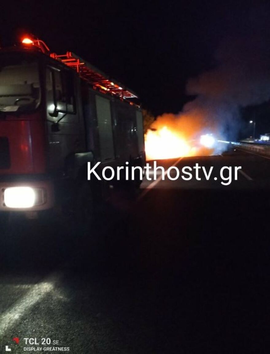 Εθνική οδός Κορίνθου-Πατρών: Αυτοκίνητο «λαμπάδιασε» στο ύψος του Ζευγολατιού - Δείτε φωτογραφίες