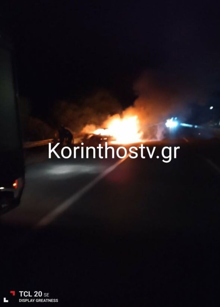 Εθνική οδός Κορίνθου-Πατρών: Αυτοκίνητο «λαμπάδιασε» στο ύψος του Ζευγολατιού - Δείτε φωτογραφίες