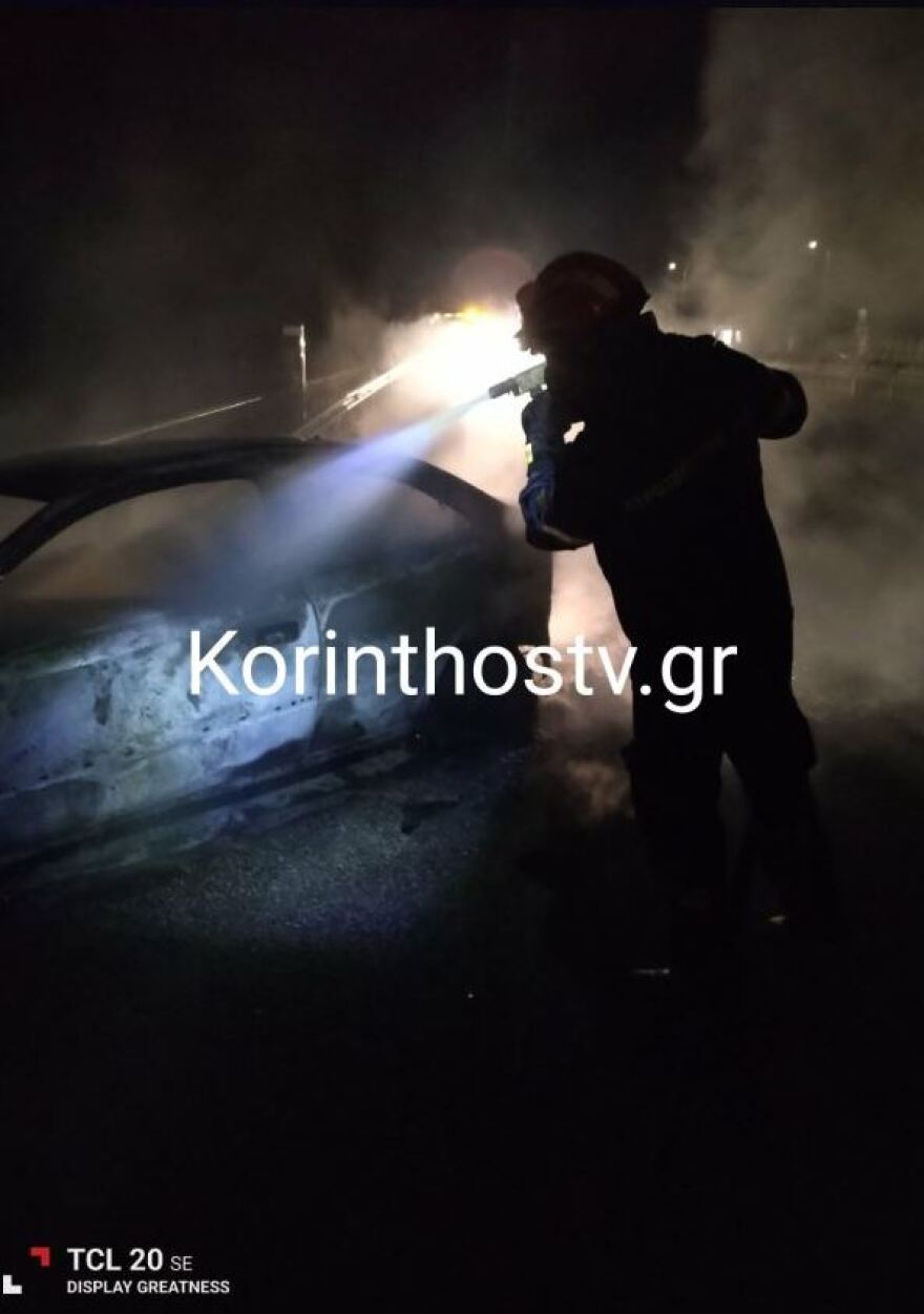 Εθνική οδός Κορίνθου-Πατρών: Αυτοκίνητο «λαμπάδιασε» στο ύψος του Ζευγολατιού - Δείτε φωτογραφίες