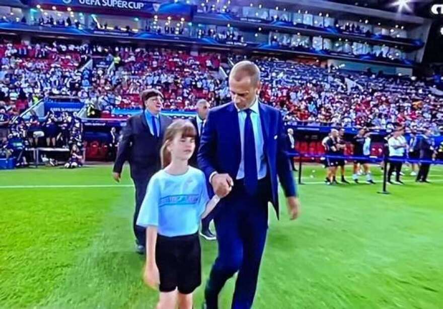 Super Cup: Η 10χρονη από τη Βέροια που μπήκε με τον Τσέφεριν στο «Καραϊσκάκης» για την απονομή