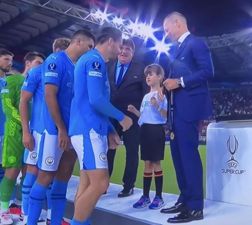 Super Cup: Η 10χρονη από τη Βέροια που μπήκε με τον Τσέφεριν στο «Καραϊσκάκης» για την απονομή