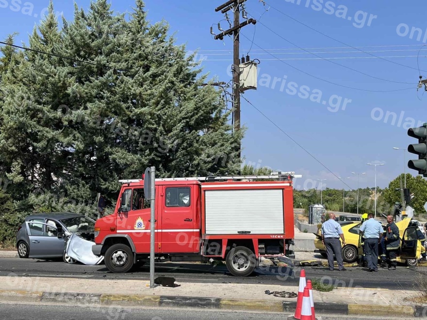 Τροχαίο στη Λάρισα: Σε σοβαρή κατάσταση 59χρονος έπειτα από σύγκρουση δύο ΙΧ - Δείτε φωτογραφίες