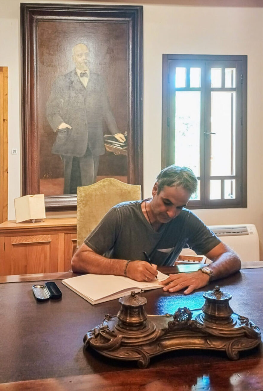 Ο Μητσοτάκης με την κόρη του Δάφνη στο μουσείο Βενιζέλου στη Χαλέπα