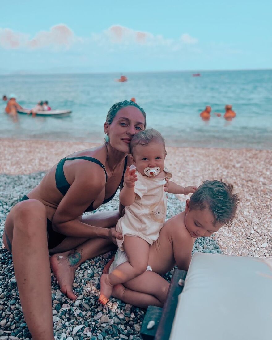 Κώστας Σόμμερ – Βαλεντίνη Παπαδάκη: Απολαμβάνουν το καλοκαίρι με τα δύο παιδιά τους 