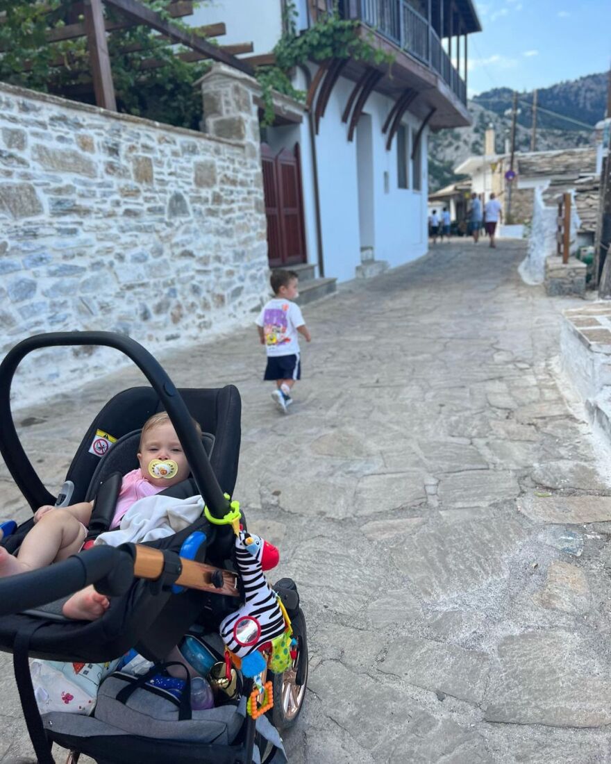 Κώστας Σόμμερ – Βαλεντίνη Παπαδάκη: Απολαμβάνουν το καλοκαίρι με τα δύο παιδιά τους 