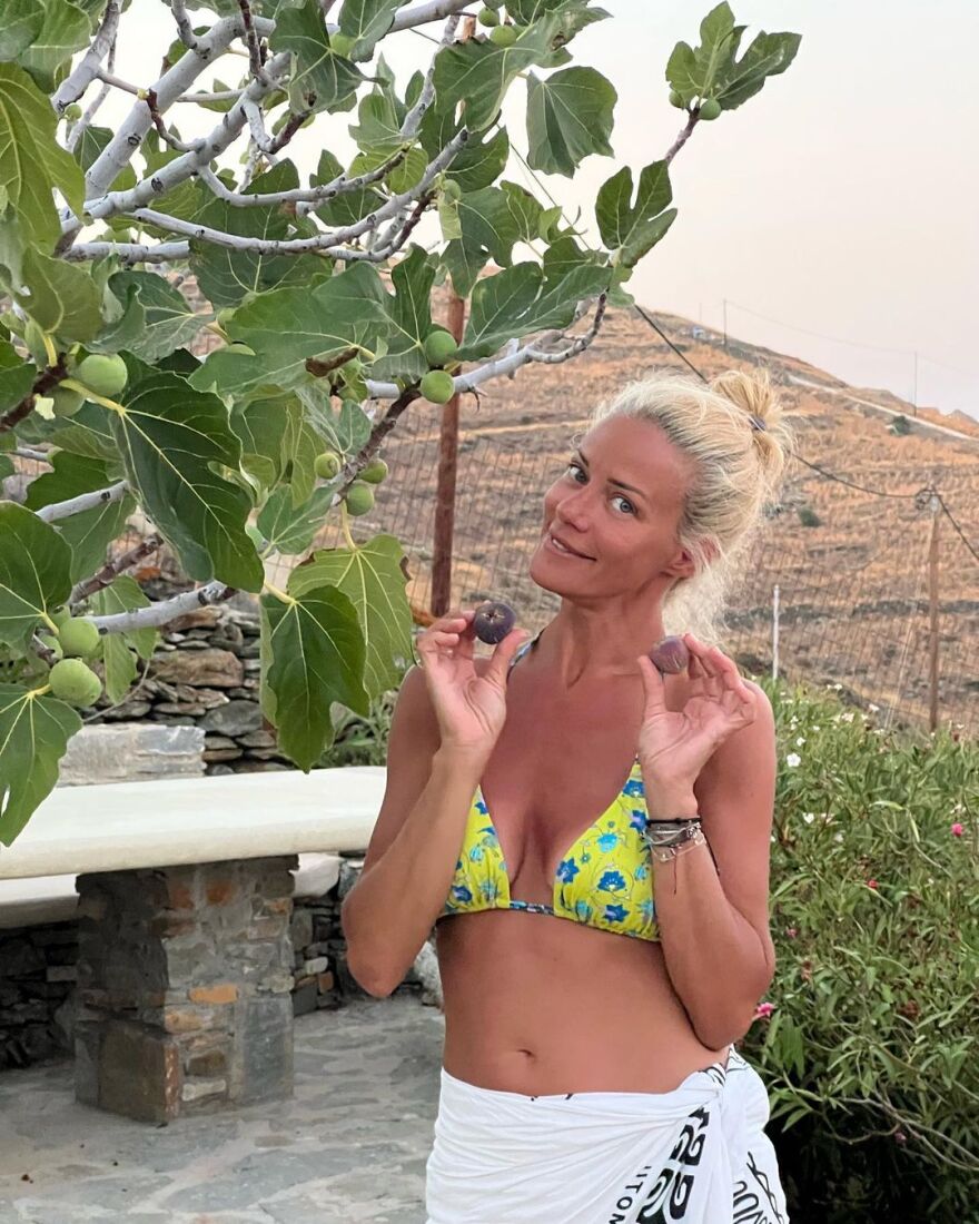 Ζέτα Μακρυπούλια: Μαζεύει σύκα στις καλοκαιρινές της διακοπές