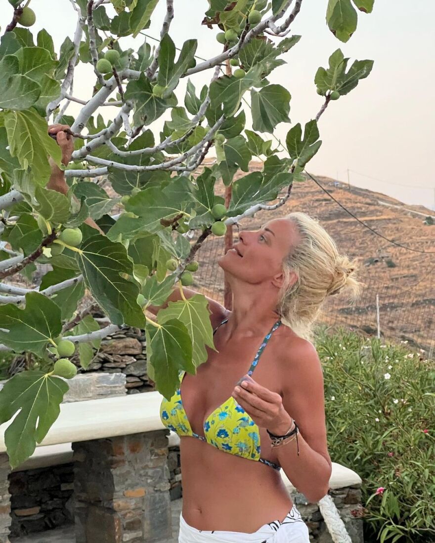 Ζέτα Μακρυπούλια: Μαζεύει σύκα στις καλοκαιρινές της διακοπές